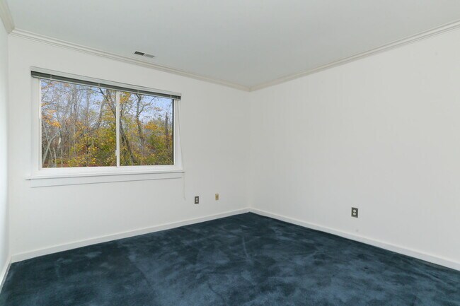 Building Photo - 301 Post Rd E