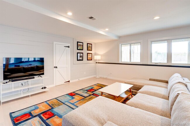 Building Photo - 90 Meadow Ln