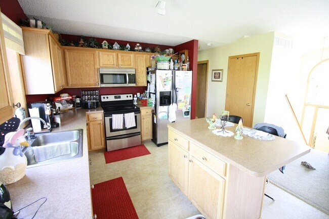 Building Photo - Beautiful 4 Bedroom/2 Bathroom Home In Shakopee-AVAILABLE 7/1