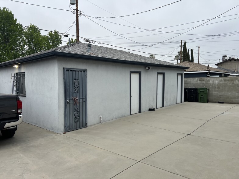Building Photo - 12717 Oxnard St