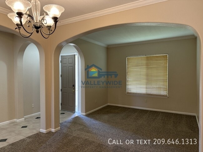Building Photo - 2555 Crestmore Cir
