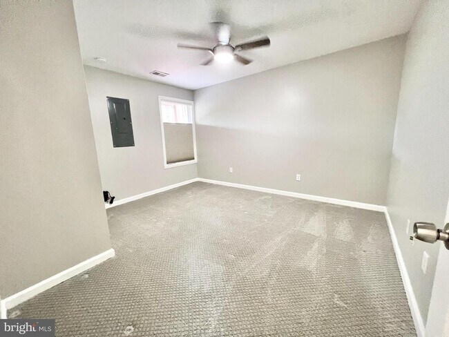 Building Photo - 6400 Warren Point Ct