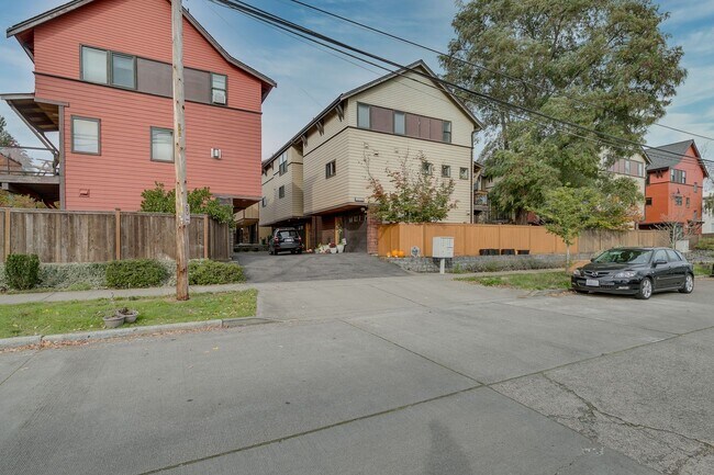 Building Photo - Bright, Modern 3 bed 2.5 Bath Townhome in ...