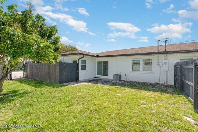 Building Photo - 215 N Riverside Dr