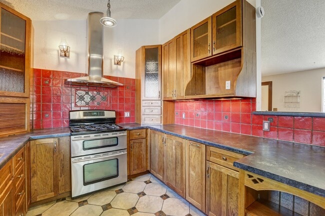 Building Photo - $3,200.00 - 3 Bedrooms, 2 Bathrooms, Singl...