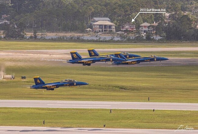 Building Photo - 2572 Gulf Breeze Ave