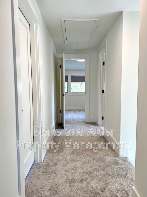 Building Photo - 3556 NE Sandy Blvd