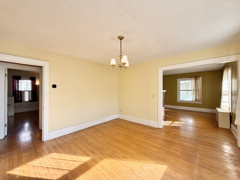 Building Photo - 715 Bushnell St