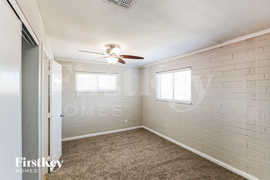 Building Photo - 2711 W Elm St