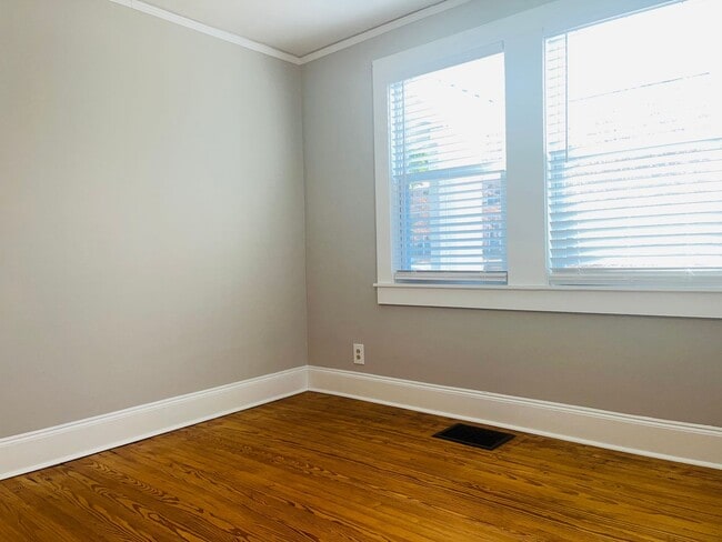 Building Photo - Adorable cottage style home with large fenced in backyard near Downtown Lagrange! Must see!