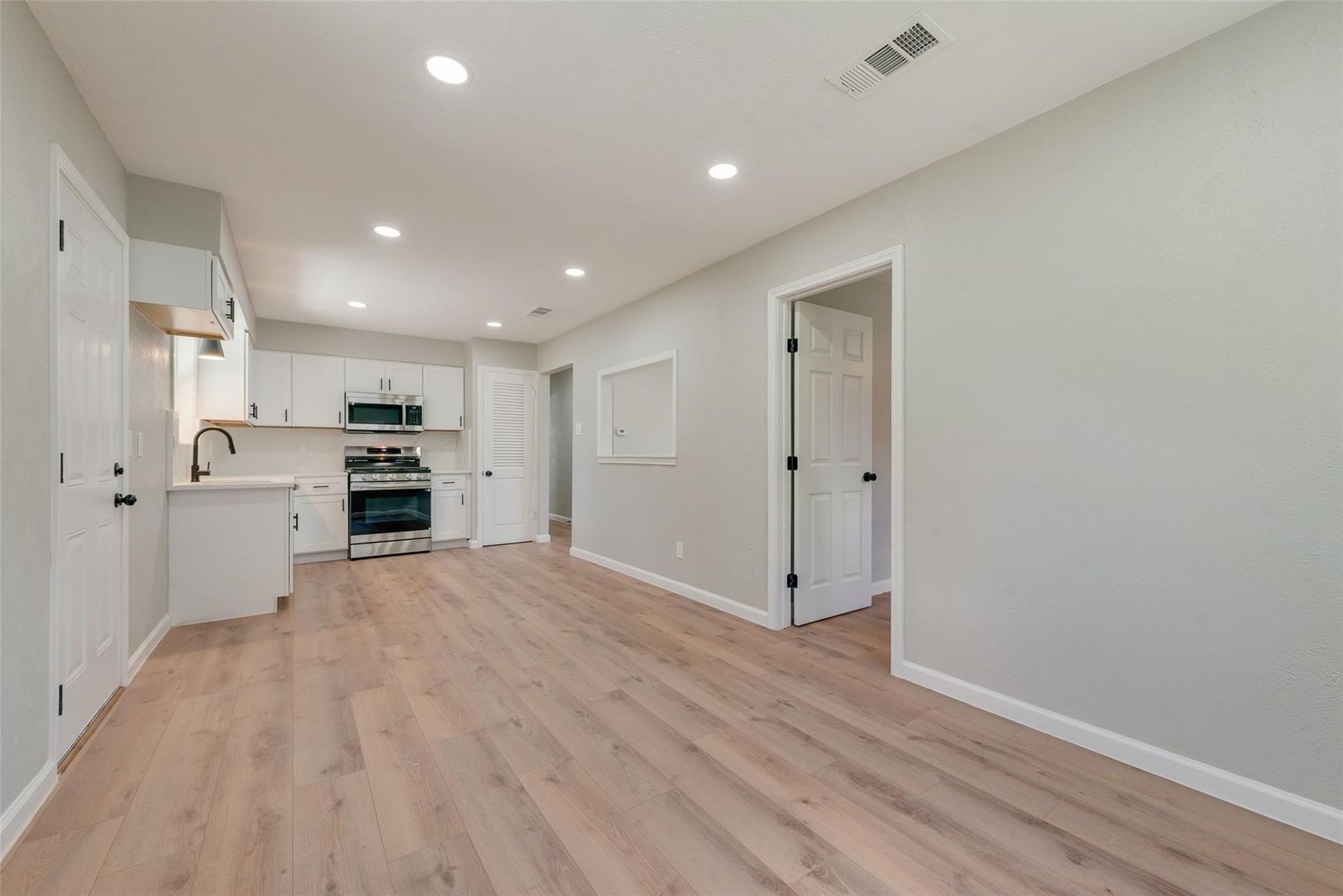 Building Photo - 1650 Bending Oaks Trail