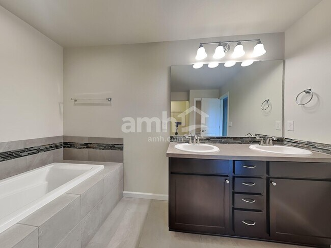 Building Photo - 2741 Link Ave