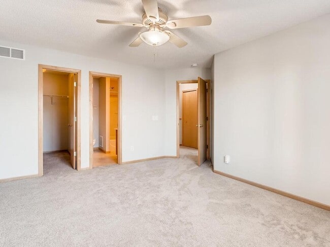 Building Photo - Rare Find! 2bd2ba2car garage townhome in Cottage Grove