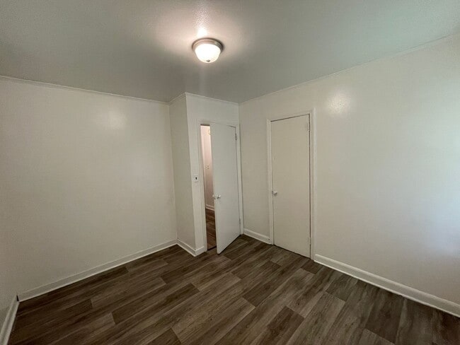 Building Photo - 3 bedroom 1 bathroom house available