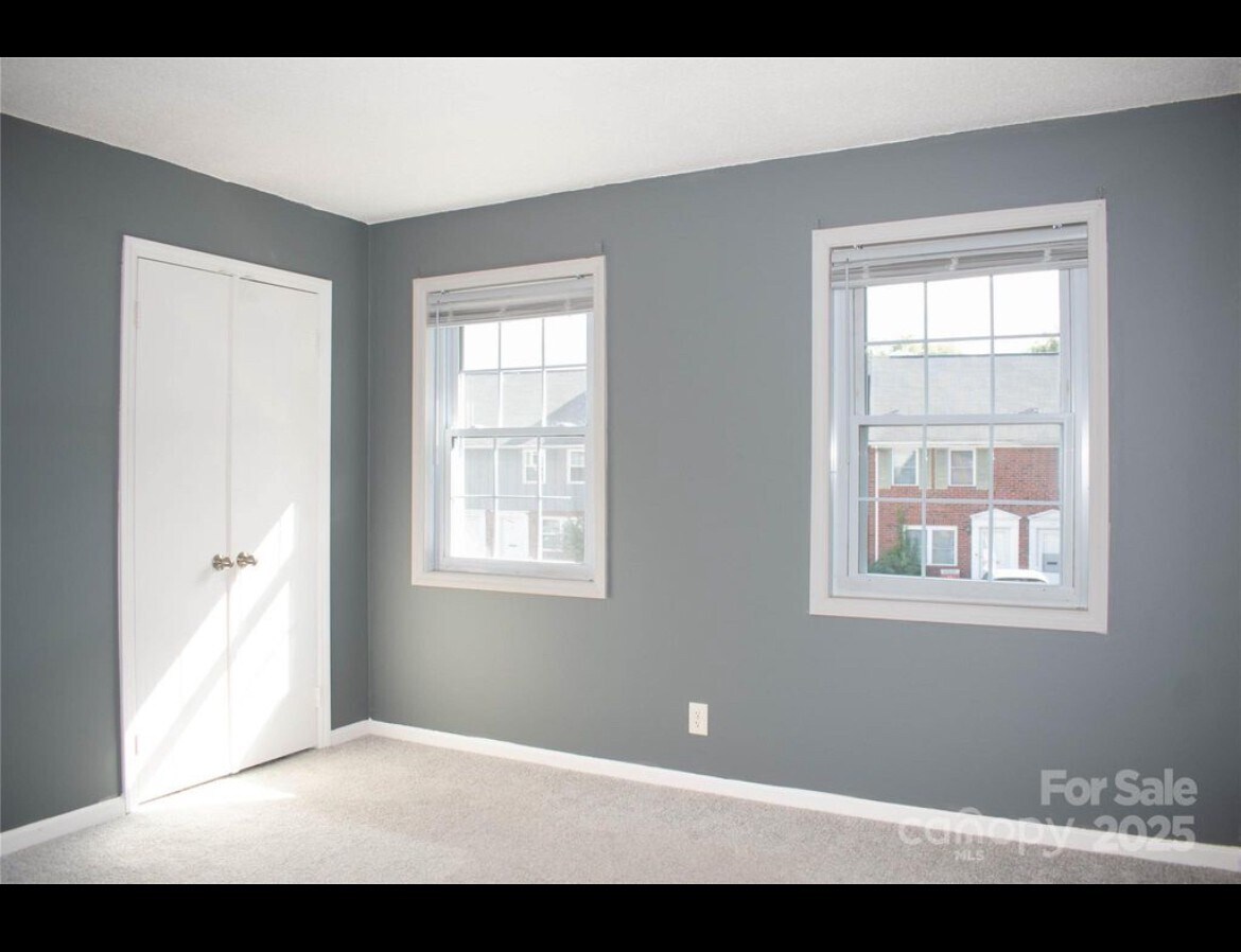 Building Photo - 1300 Larchmont Pl