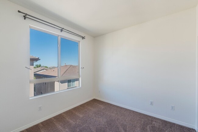 Building Photo - Secured and Quiet Townhome in Private Comm...