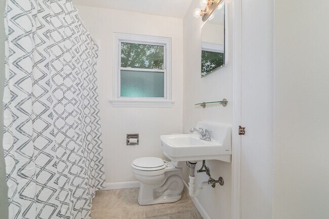 Building Photo - Charming 2BR Cape Cod