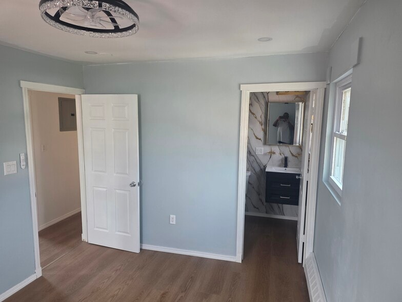 Master bedrooms with bath - 14764 259th St