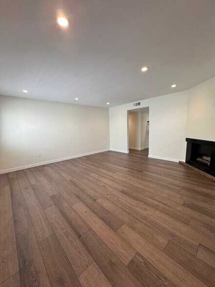 Building Photo - 208 Oswego Ave
