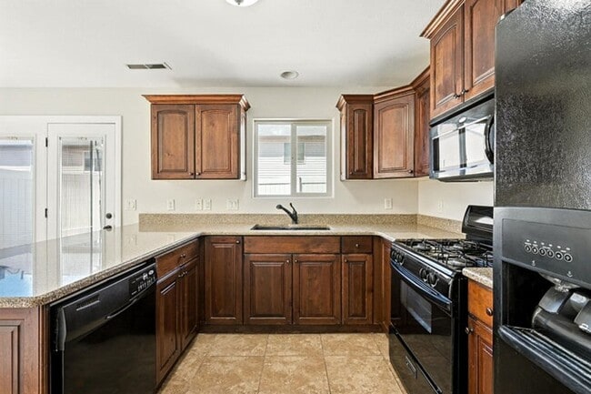 Building Photo - 3 bedroom- 2.5 bath Townhouse