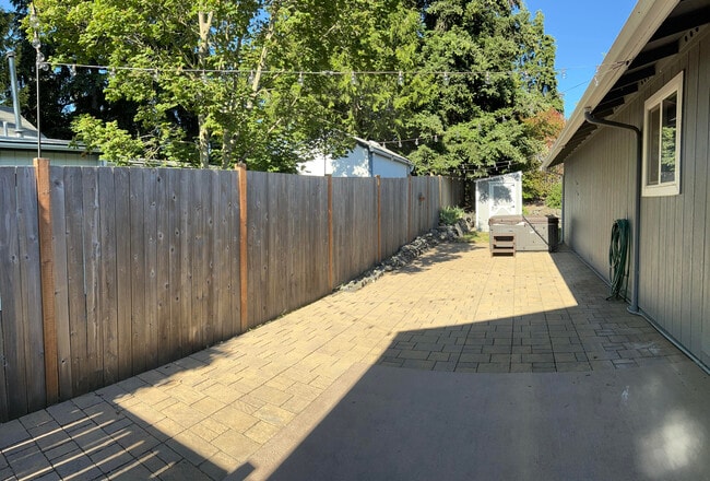 Building Photo - 6405 S Alder St