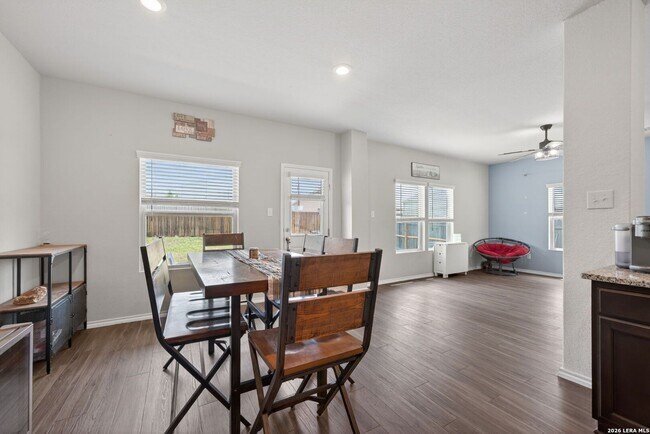 Building Photo - 4 Bedroom/2.5 Bath Summerhill Subdivision