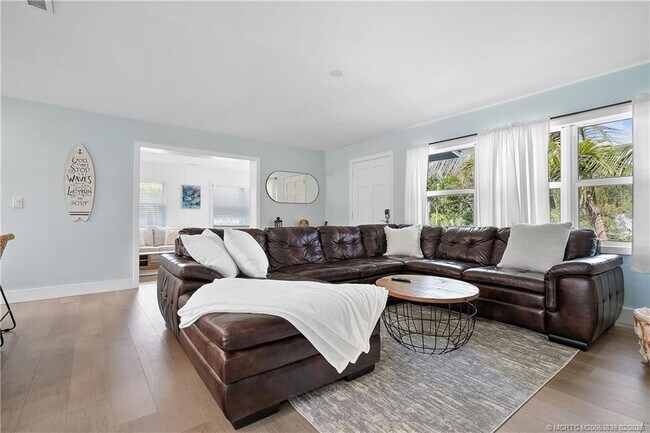 Building Photo - 901 E Madison Ave