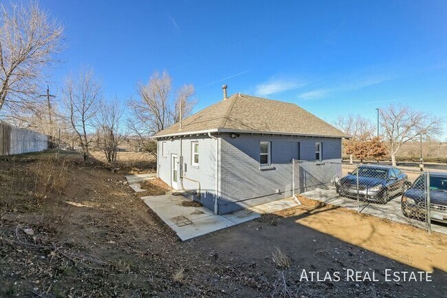 Building Photo - 4424 W Alameda Ave