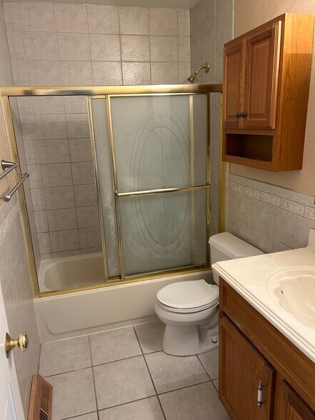 Upstairs bath - 2863 S Xanadu Way