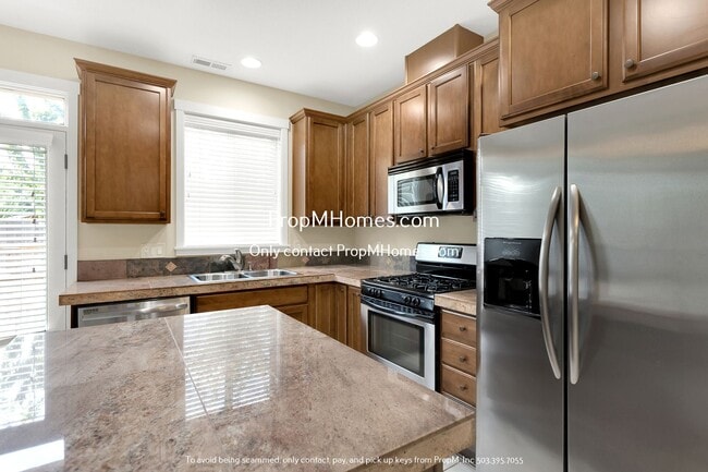 Building Photo - Spacious Three-Bedroom Condo Awaits in Des...