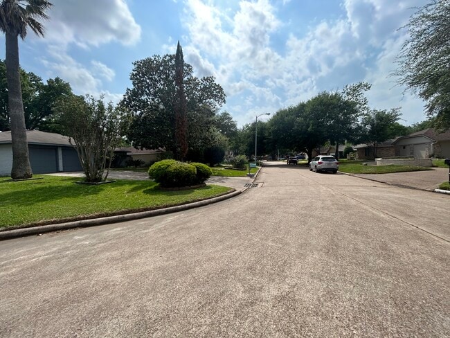 Quiet Cul-de-sac in a nice neighborhood - 22011 Grand Forks Dr