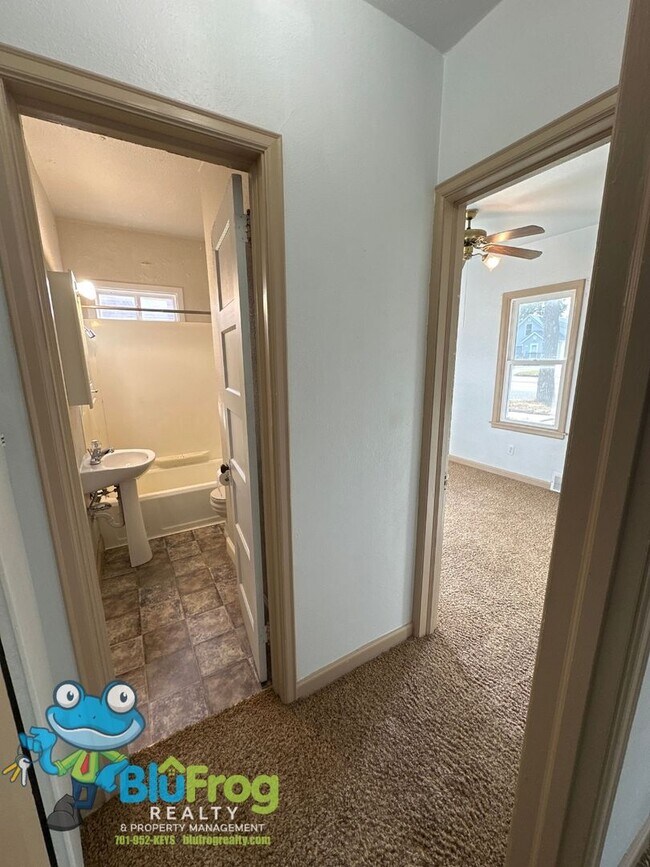 Building Photo - EZ - 402 Duplex