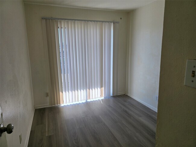 Building Photo - 2814 S Bartell Dr