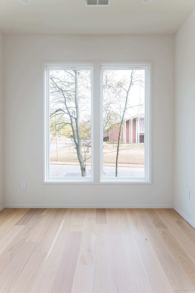 Building Photo - Great contempory home close to the heart o...