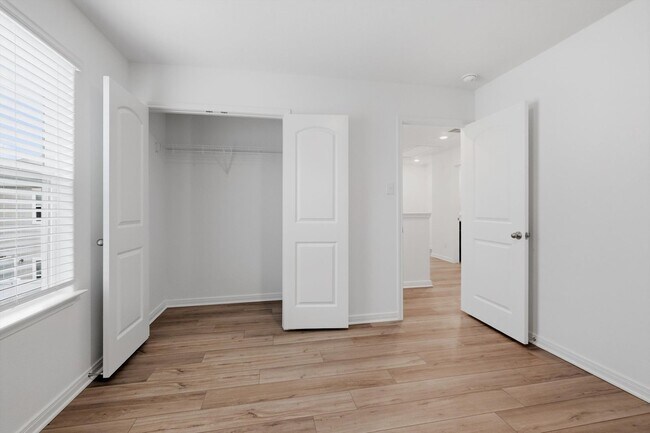 Building Photo - Clean & Modern Townhome with No Carpet and Lawn Service Included