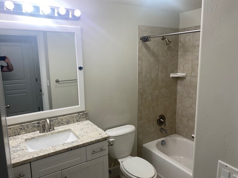 Building Photo - 224 W Bellano Way