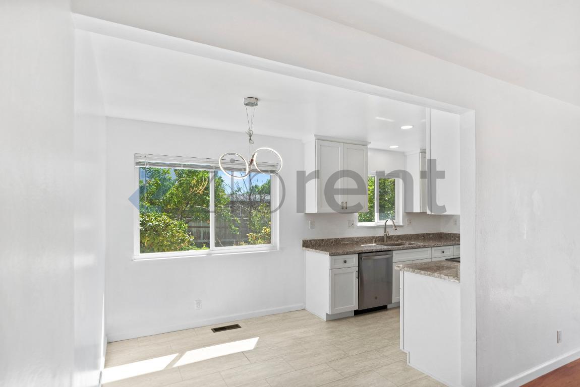 Building Photo - 1729 Elm St