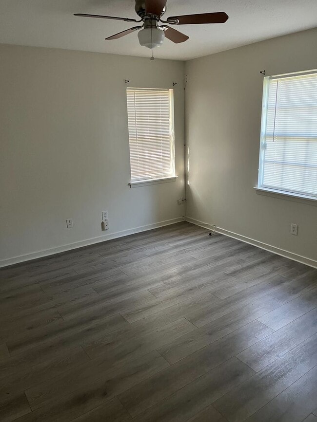Building Photo - 3 Bedroom 1 Bath