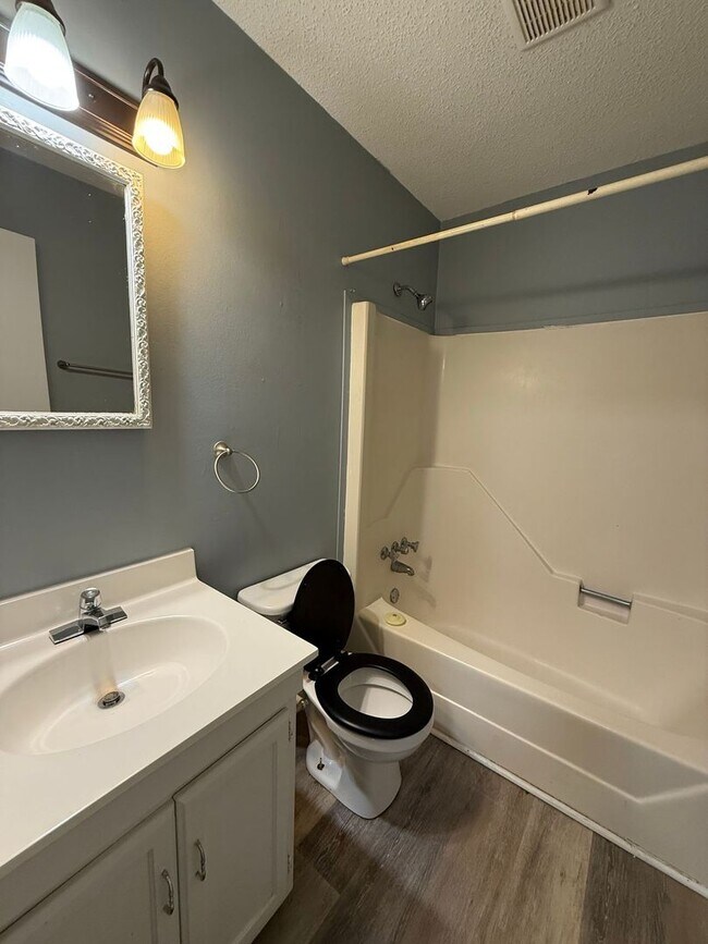 Building Photo - Nice 2 bedroom,  1.5 bath townhouse