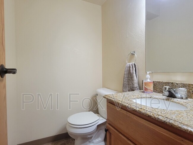 Building Photo - 104 Sycamore St