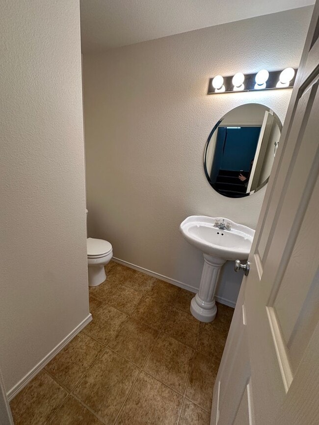 Building Photo - Spacious 2 bed/2.5 bath with bonus room townhome off Road 68