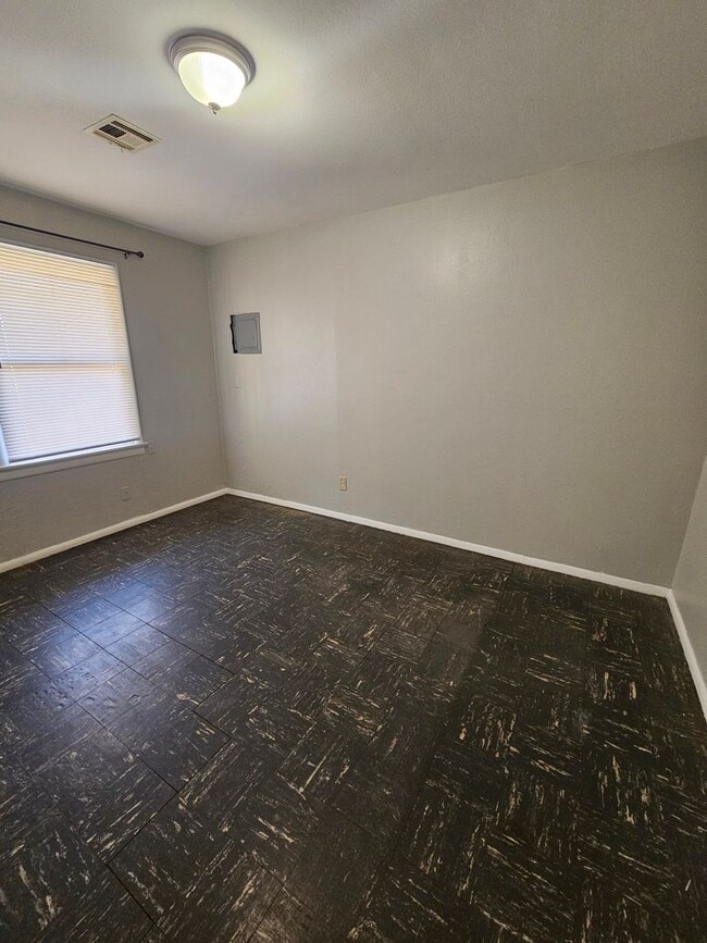 Building Photo - (2) Bed/(1) Bath Duplex! Great Campus Location! 6-Month or Month-to-Month Lease options!