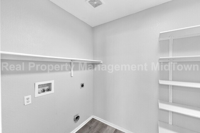 Building Photo - 2205 Bolivar Dr