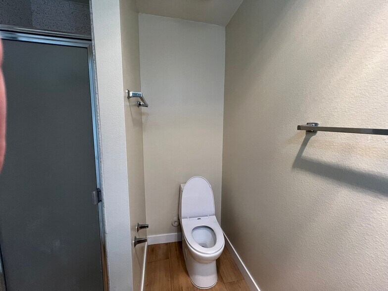 Primary Ensuite Bath - 28549 Conejo View Dr