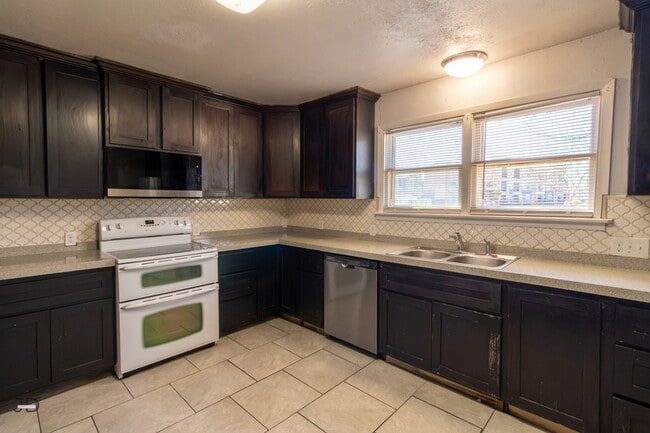 Building Photo - 6745 Southwest Pkwy