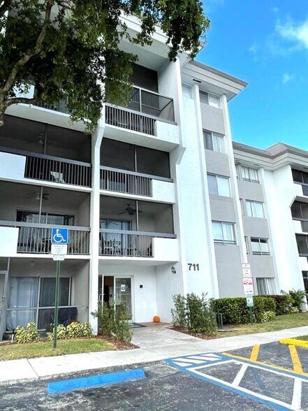 Building Photo - 711 N Pine Island Rd