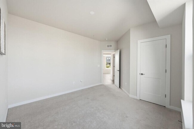 Building Photo - 43830 Middleway Ter
