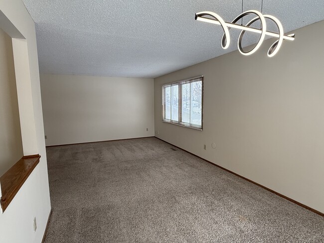 Building Photo - 2528 Birchview Ln