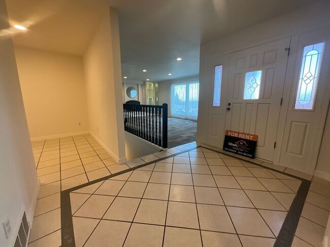 Building Photo - 6 Bedroom 3 bath 2 car garage home! Pet Fr...