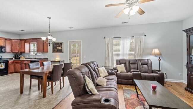 Building Photo - Spacious 3BR Home with Fenced Yard Near Ft. Stewart